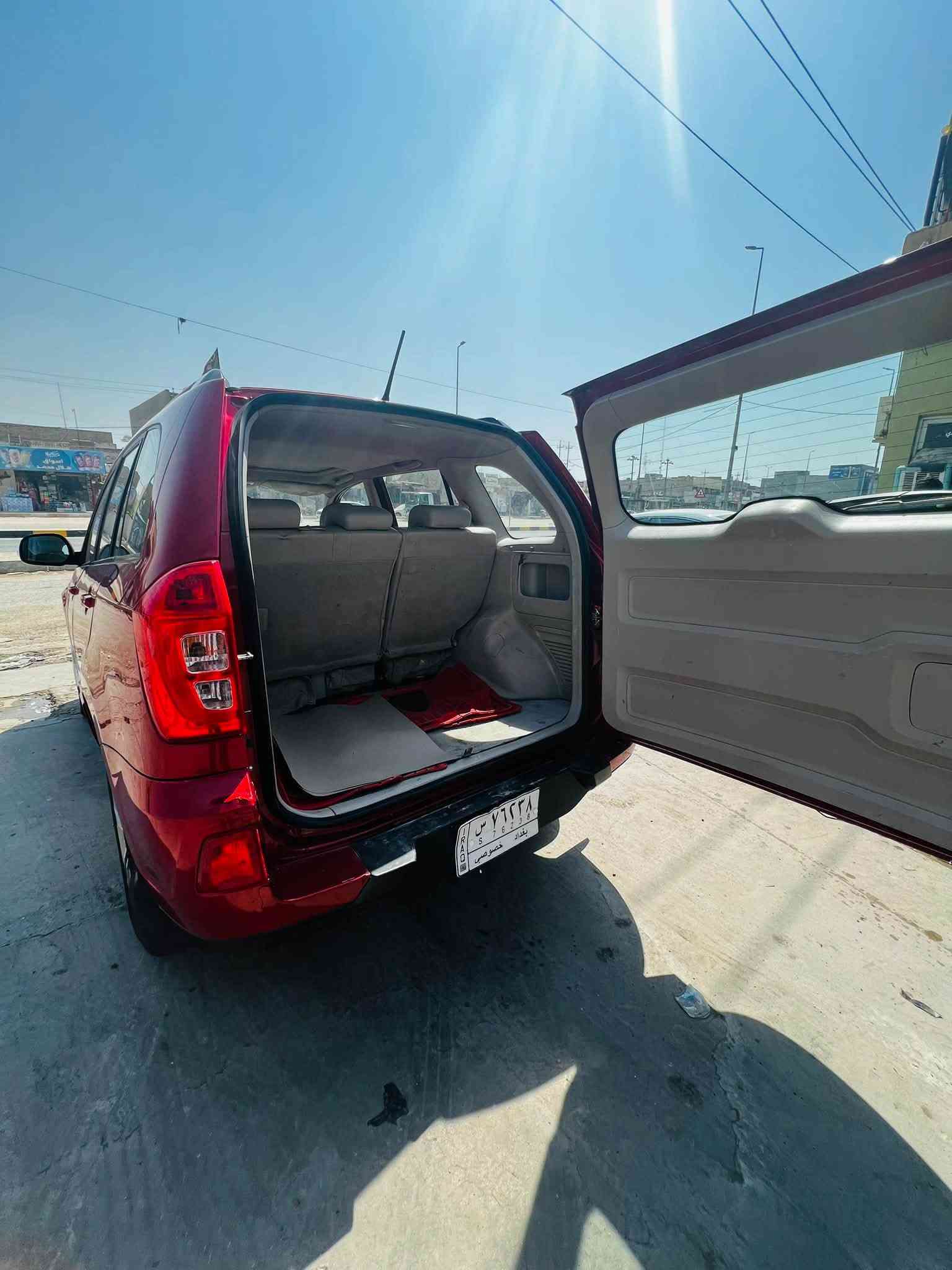 🚗 للبيع: شيري تيجو 3 (Chery Tiggo 3) موديل 2018 🚗
الموديل: 2018
 اللون: أحمر مميز (ماروني)
 الرقم: بغداد (خصوصي) - اللوحة الجديدة الألماني
 حالة البودي: كفالة عامة (عدا تعديل بارد في الجاملغ)
أبرز المواصفات:
 ناقل الحركة: أوتوماتيك
 المحرك: بحالة ممتازة ونظيفة جداً
 المقصورة والفرش: مقاعد جلد بيج بحالة ممتازة + فتحة سقف
 التقنيات والتجهيزات: شاشة لمس ترفيهية + تحكم مقود (استيرن أزرار) + تكييف ممتاص
 المظهر الخارجي: سبير علّاق خلفي مع الغطاء الأصلي + سكك سقف (Roof Rails)
 المساحة: صندوق خلفي واسع وعملي جداً
للتواصل ***********
