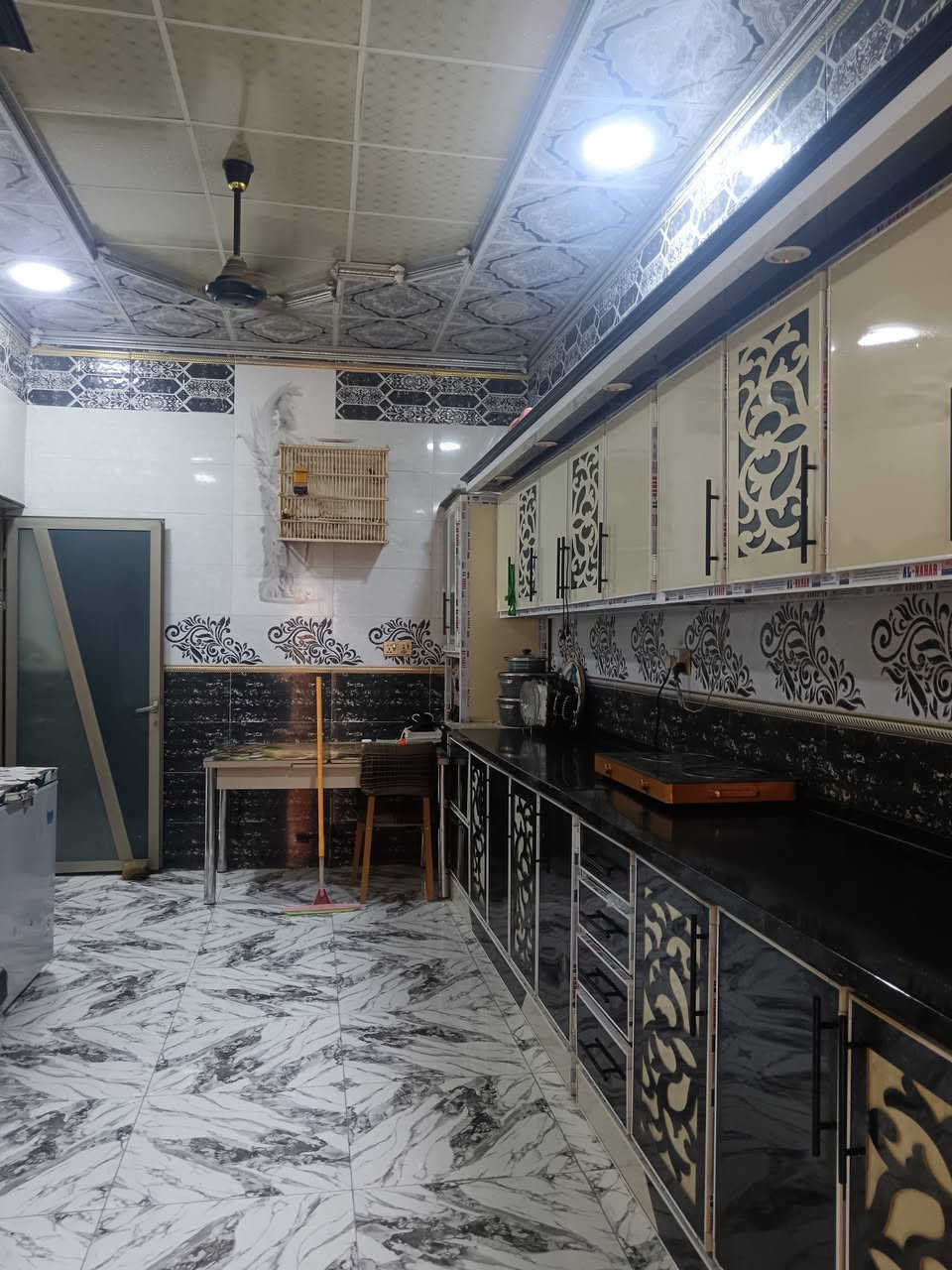 السلام عليكم. بيت البيع بالشموخ ثانيه منطقة المهيديه
مساحه البيت 130 متر 
يتكون من 3 غرف
واستقبال
ومطبخ هوا و الكاونتر مالته
الاتصال على الرقم الشراي
*********** 🔹
