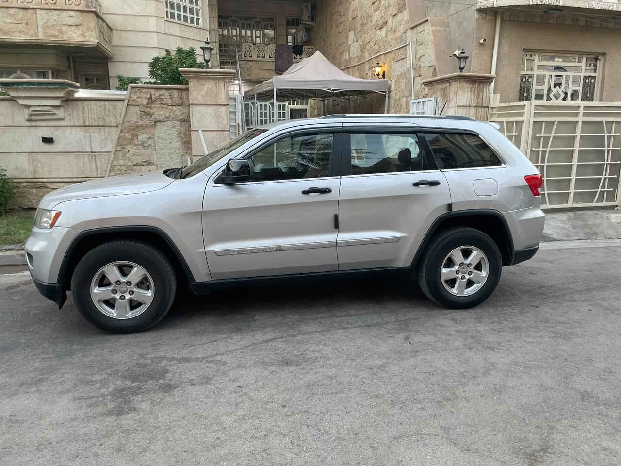 جيب لاريدو كلين عدى شبر بلجاملغ بلعراق سياره جاهزه وعليه ادامه كامله لبيع او مراوس بسبورتج 16 إلى 19 ماشيه 150 كيلو رايده 165 لاستفسار *********** مكاني غزاليه
