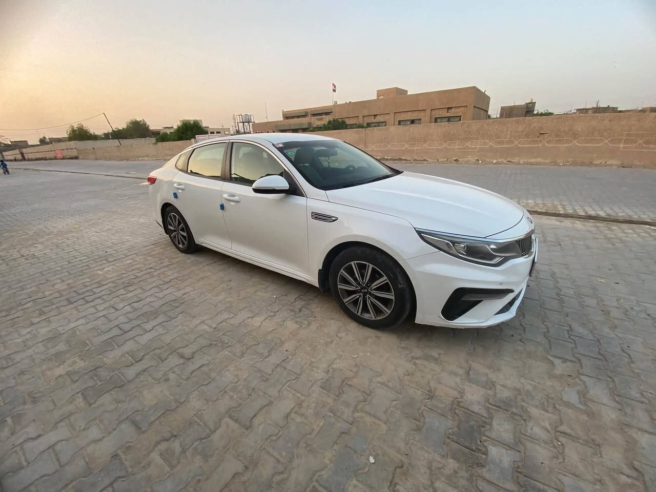 السلام عليكم كيا اوبتيما خليجي2019شكل العشرين  بيها داير الجاملغ الخلف الايمن فقط ومصبوغ والباقي كفاله 
مواصفات  السيارة الشركة الدولية
ويل كب كروم 
تحكم ستيرن جهتين شاشه تدعم كار بلي 
كامره دواره 
مري شفط اشاير بالمري 
لايتات لد نهاري تبريد خلفي امامي 
حساس امامي خلفي 
شفتات ستيرن 
نظام قيادة ثلاث سرعات 
شاشة تبريد
 محرك 2400 دوش
رقم بغداد باسمي مداور ثاني يوم
السياره خير من الله حلوه وجاهزه ماتصرف عليها السعر 180وبيها مجال حك الجيه بيع مستعجل الك الفحص من كلشي مكان السياره السماوة تلفون***********
