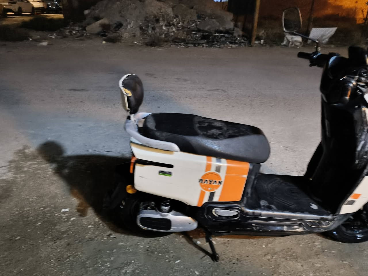 سلام عليكم دراجة شحن للبيع مشكلة بس 3 بطاريات ما تشتغل 3 يشتغلن  مابيه أي شيء بس بطاريات نضيفه مرتبه استعمال بس 5 أشهر  ب450 
***********
