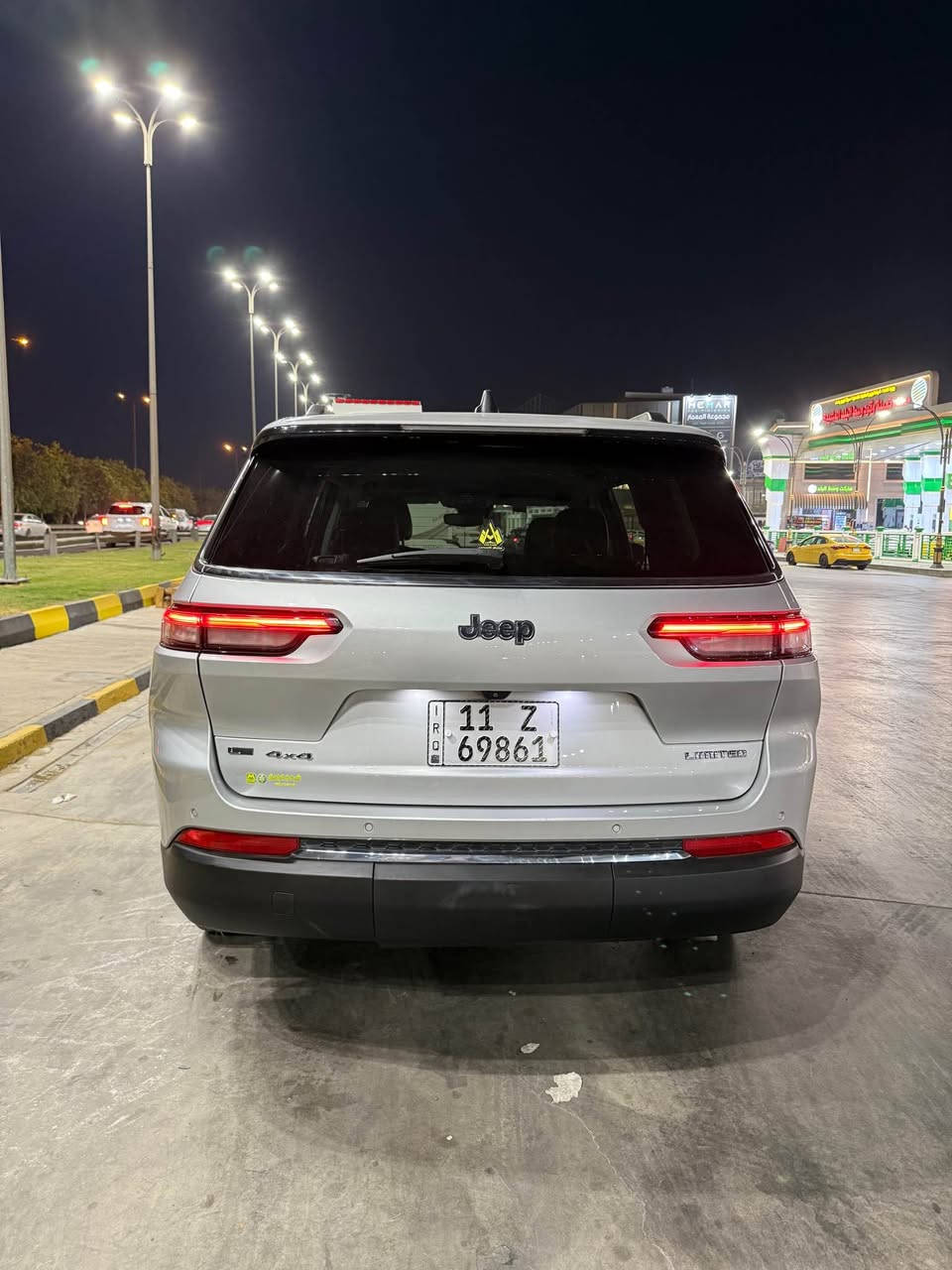 .
السلام عليكم 
جيب كراند شيروكي ٢٠٢٣ L
مكينة 6 سلندر 3600
بدون حادث بدون ايرباك بيها سرقة بابين جهة اليمين 
و راجعات نفس اللون بدون قطرة صبغ بدون ايرباك بجم كبس و السيارة مغلفة ppf يم مركز منتظر الاسدي ضمان ١٠ سنوات فئتها لمتدد فول قمارة حديد 
المواصفات 
لد نهاري 
بصمة دخول ذكي 
مري كهرباء + اشاير بالمري 
رادار جانبي نقطة عمياء + هيتر بالمري 
ويل كب ١٨ 
حساس خلفي 
تحكم ستيرن 
رادار تحديد مسار 
شفتات ستيرن 
مراية اوتو دم 
مقاعد جلد + كهرباء + خزن ميموري 
٣ قطع تبريد 
تدفئة مقاعد + تدفئة ستيرن 
شاشة كبيرة 
كامرة خلفية دوارة 
كير ماوس ٨ نمر 
هاند بريك كهرباء 
اوتو هولد 
درايف مود 
مقاعد خلفية ملكي منفصل 
منافذ شحن tip c + usb
جنطة كهرباء 
وباقي المواصفات المعروفه 
السيارة جديدة ماشية ٨٠  الف كيلو 
صدر كير مكينة كهربائيات تبريد كله كفالة شرط الفحص 
السيارة بأسمي تحويل ثاني يوم 
مكانها الكرادة بارك السعدون 
السعر 280 و بيها مجال للشراي

‭***********‬ بغداد, العراق
