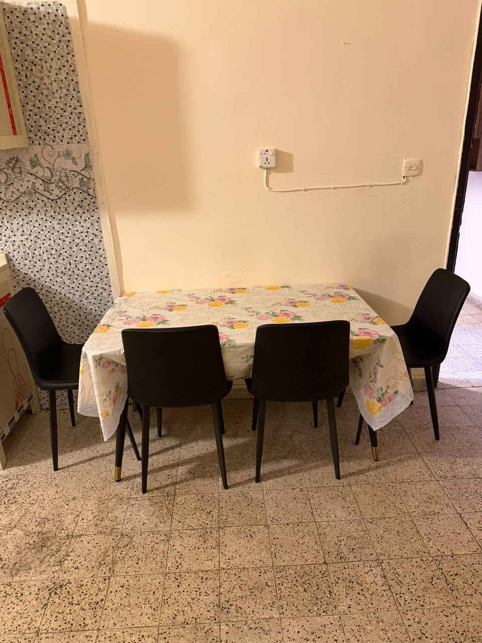 ميز طعام كراسي جلد طاوله سيراميك جديد 200 الف
***********
