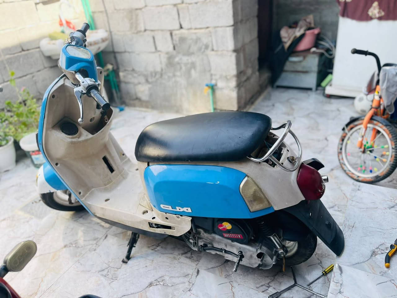 السلام عليكم دراجه ماكس بوليسي كابريتر دراجه تخبل محرك ناعم شلعه ومعدل شرط ومن اول هندر تشتغل الكفرات ختم واحد صلنصه اف ام رياضي دراجه كامله فقط كهربائياتها مخربطه السعر 400 وبيهه مجال للطيبين اي استفسار اتصل والخاص مفتوح ***********المكان بعقوبه
