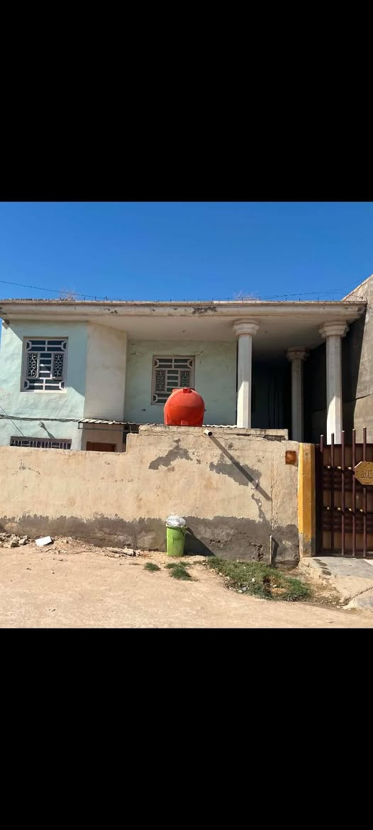 للبيع مساحه 300متر طابو صرف طابقين الطابق الفوك نفس الجوة غرفتين وهول وصاله ومطبخ وصحيات العنوان ابي غرق حي الجواد الشراي يتصل عل الرقم ***********
