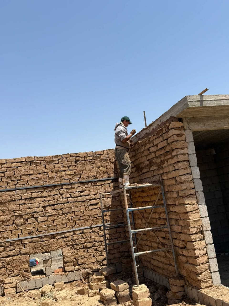 السلام عليكم مكلف باالنشر من كولاتهم. الاخ ابو كرار الرجل المتواضع اوسطة بناء اذا عندك بيت عزبة بوابة مال قرية خابرو ومايقصر معاك ***********
