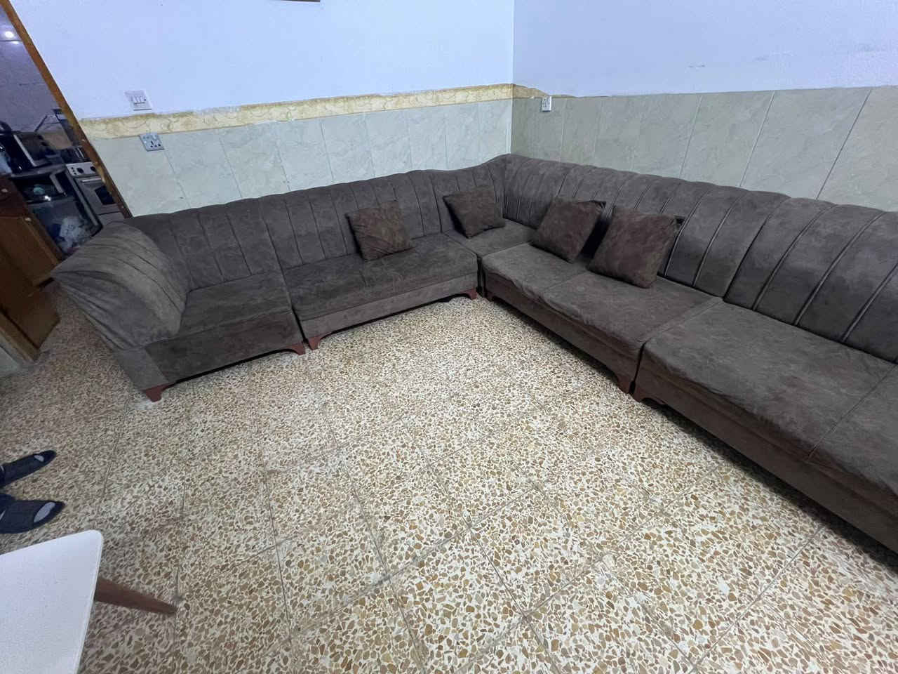 حرف  L نضيف السعر ١٠٠ الف العنوان أربيل هفالان قرب ماركت احمد السوري اتصال بالرقم ***********

