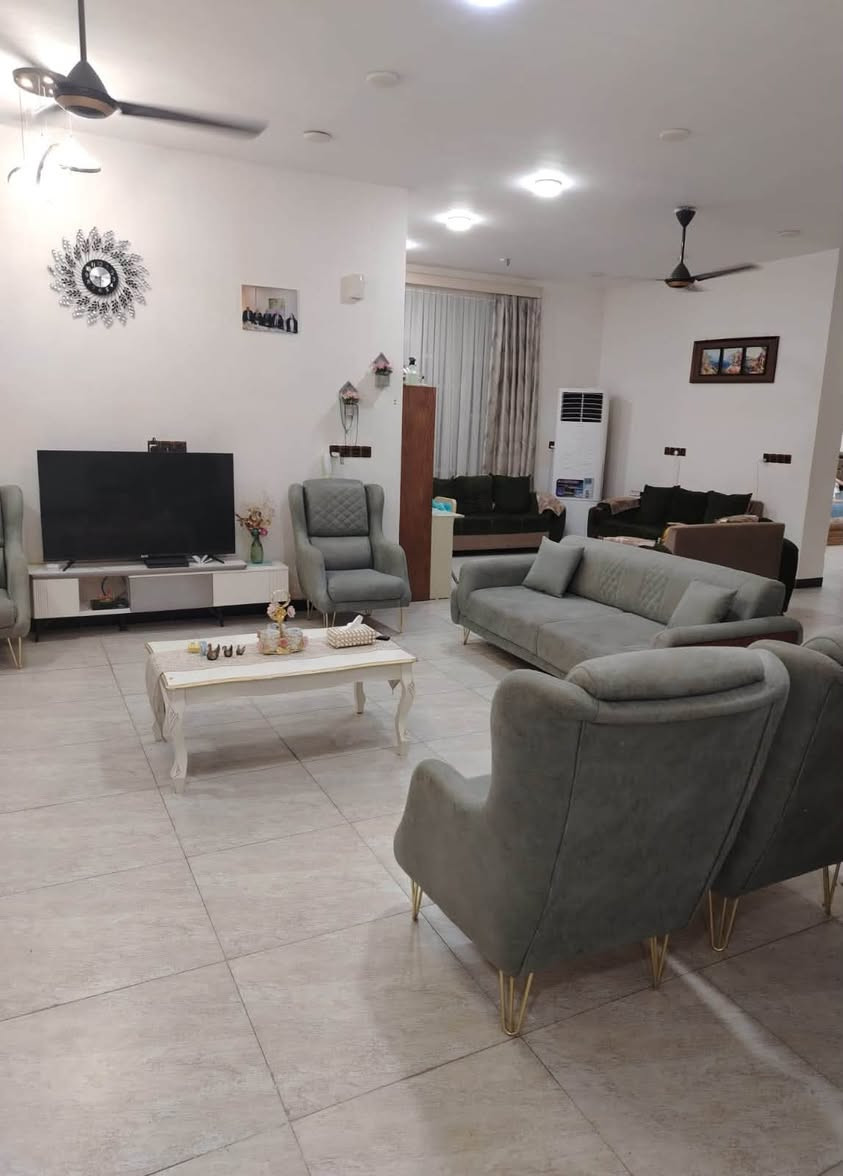 دار للبيع طابقين المساحة ٣٠٠ متر
الوجه ١٥ والنزال ٢٠

الطابق الارضي يتكون من 
* طرمة وحديقة
*مطبخ حار بارد مفتوح عل هول
*هول داخلي متصل بهول اخو موزع
* غرفتين نوم 
* استقبال معزوله مع الكليدور والصحيات
* مجموعتي صحية
*مناور عدد ٣
——
الطابق الثاني
* غرفتين نوم
* مجموعة صحية
* هول كبير 
* سطح
سنة البناء ٢٠٢٤

عرض الشارع ١٢ متر
الخدمات * ماء
        * كهرباء
           * مجاري
جنس الارض زراعي طابو ٢٥ كاع الامارة

العنوان الكوت الجديدة شارع البترومين خلف مدرسة السرور

للاستفسار الاتصال
***********
