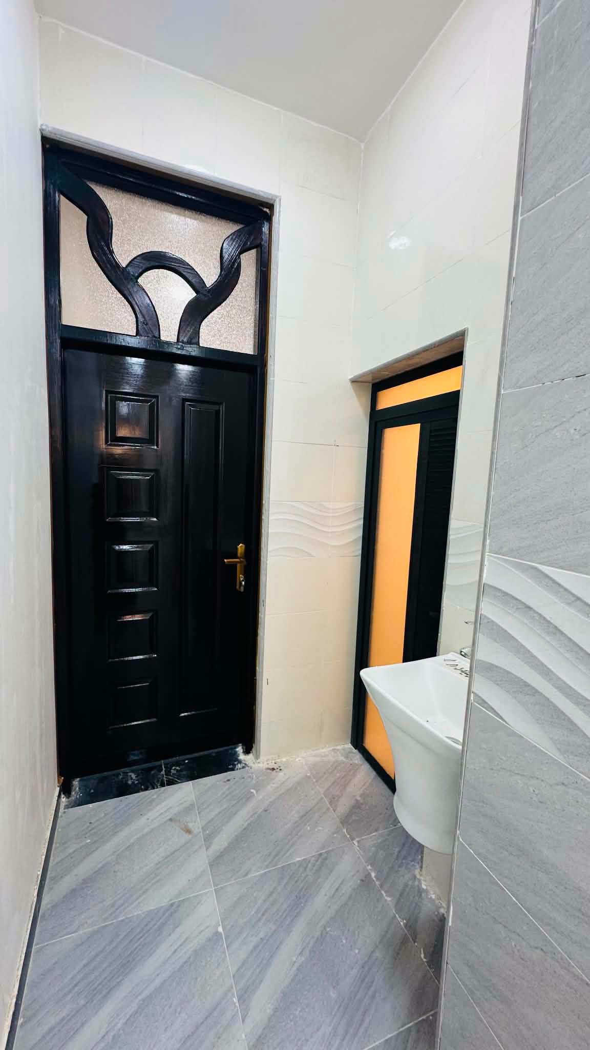 السلام عليكم بيت بلسفحه  قرب لمدارس طابوا صرف بيت بس تستلم مفتاحه كامل من مغاسل تانكيات شغل درجه اولى سعره ٦٧ وبي مجال مكلفه بنشر لاتصال ع رقم ***********
