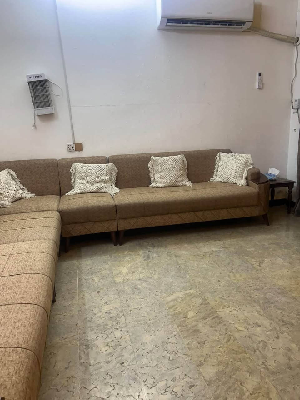 ديوان ١٢ مقعد نظيف ويه كوشات عراقي
اريده ب ٣٧٥ وبي مجال 
مكاني بغداد الشعب حي البساتين 
*********** 
رجاء رجاء فقط الجدي بالشراء يراسلني او يتصل 
ارفعو المنشور بكلمه يالله يرحم والديكم

