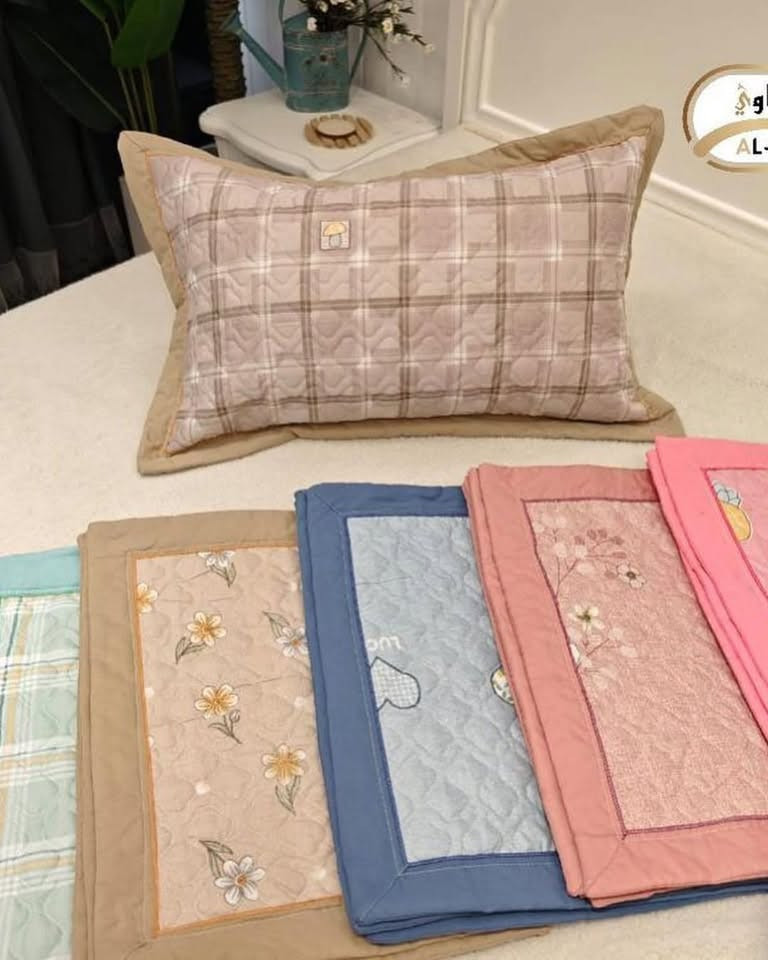 "لمسة بسيطة تتغير وياها كل الغرفة! 🛋️✨
وجوه المخاد بلمستها الجديدة تعطي حيوية وجمالية لأثاثك بلمح البصر.
📌 خامات ناعمة وراقية (سادة ومشجر).
📌 قياسات مضبوطة وسحاب مخفي لمظهر مرتب.
📌 ألوان مريحة تنغسل بكل سهولة بدون ما يبهت اللون. 📦 متوفر التوصيل لكافة المحافظات.
📥 راسلنا على الواتساب واختار الألوان اللي تناسب صالتك أو غرفتك 
رقم الحجز ***********

نص مكتوب في الصور:
- الأسطورة
- AL-OSTORAH
- الزاوي
- AL-A
- AL-