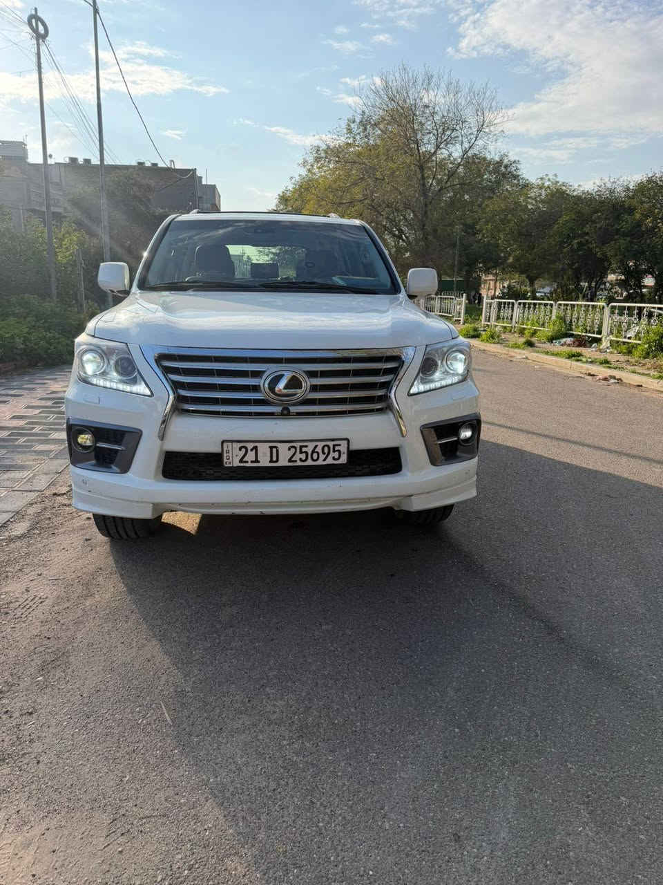 لكزز  ٢٠١١ سوبر سبورت فول اعلى فئة 
نضيفة جدا ماشي ١٤٢ الف
سيارة ترايها مال جديد
بدون نقص سعرها ٣٠٥ 
اي استفسار ***********
مكاني المنصور 
سونار مرفق
