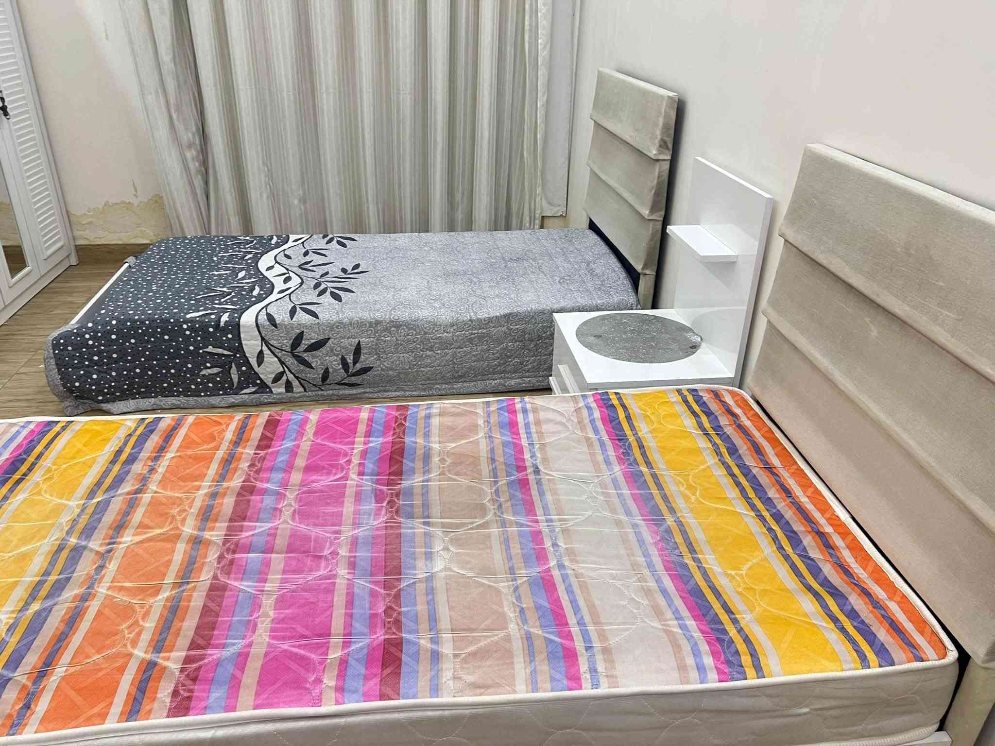 سعرها ٦٠٠ وبيها مجال للاستفسار دايركت او رقم ***********
