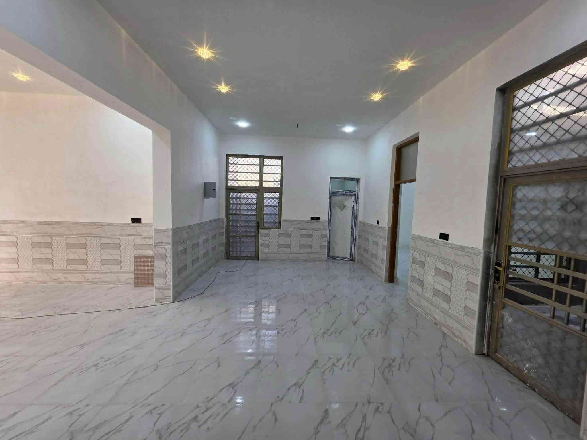 بيت للبيع حي حكيم شارع الوائليه مساحه 400متر طابقين يتكون من 4غرف نوم وصاله ومطبخ واستقبال مرقم من بلديه حديث كله طابوك كراج سياره وحديقة صحيات داخلية وخارجية قرب كورنيش سعر خاص

