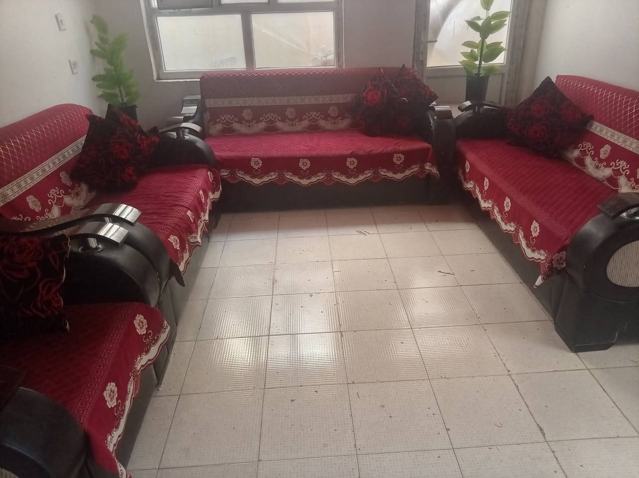 تخم البيع جلد صلي مابي اي عيب نضيف حيل قرفت خشب تركي جديده مامستعمله هيا دوشكها كلهن ٣٥٠ بيهن مجال تواصل *********** كلو
