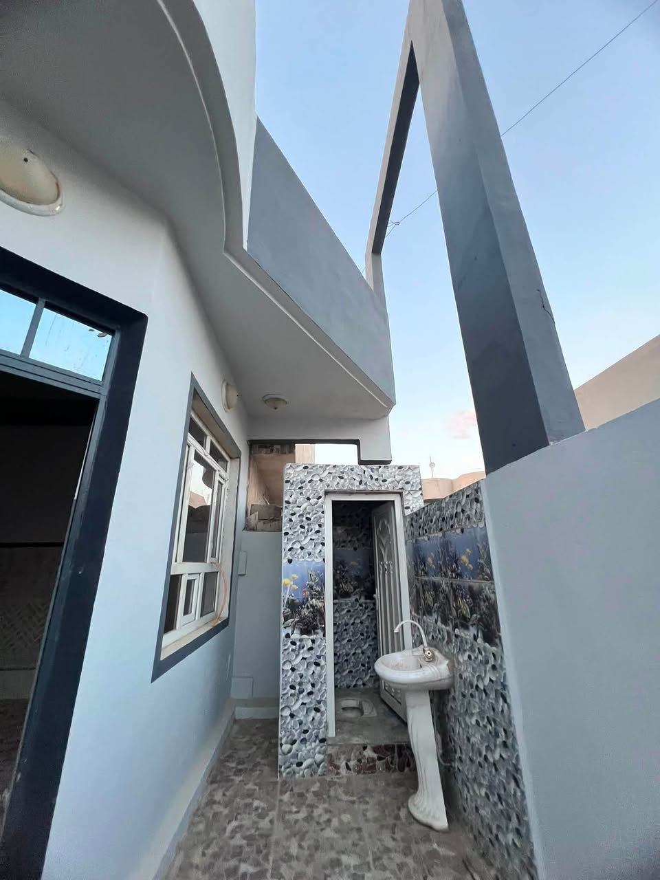 دار 🏠 للبيع في حي القوسيات.
مدخل أسواق ابو علي. 

المساحه.  150. م.  

يتكون من غرفتين نوم 🛌 هول استقبال مشتملات.
داخل خارج. 

سند زراعي نموذج25. حق التصرف سند ابيضّ وصل بلديه. 

الدار 🏠 تسليم مفتاح 🔑 فوري 

خدمات ماء 💦 كهرباء.  ⚡️ 100 متر عن التبليط 

السعر.  ( 65.)   مليون بي مجال.  

الاستفسار بل الأرقام.  

***********
***********
