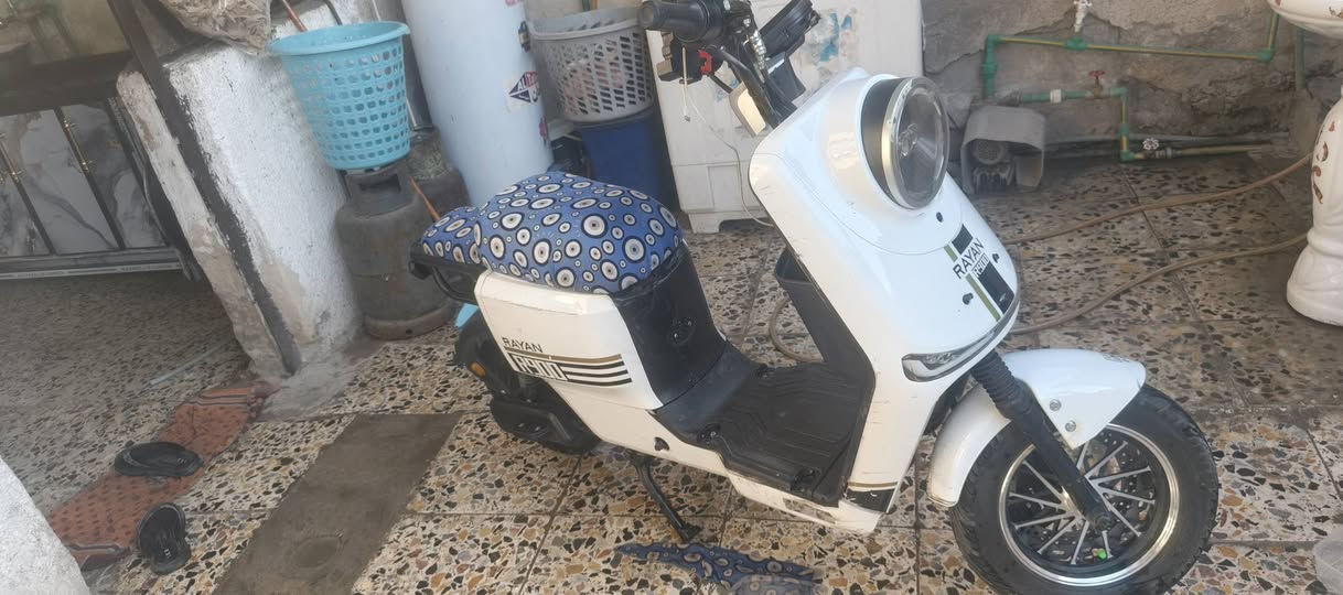 سلام عليكم دراجه شحن للبيع ريان R900  خمس بطاريات ليثيوم الشحنة الوحدة 50كيلو نضام رجوع اله الخلف كهربايات كيله شغاله سويج وبصمه السعر 450وبيه مجال عنواني بغداد حي نصر الاستفسار*********** متواجد وتساب ومخابره
