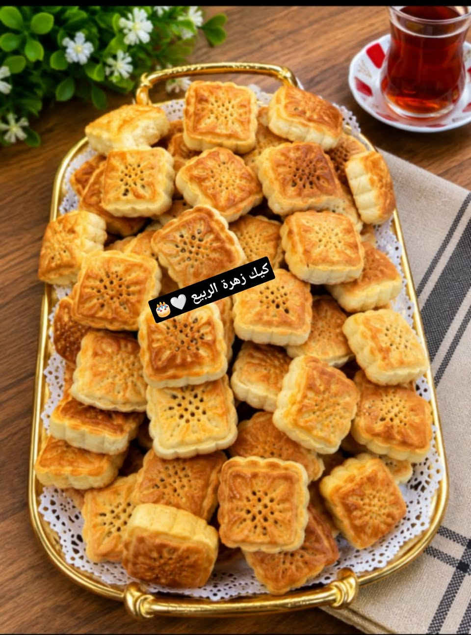 كليجه هشه وطعم يجنن  الحجز مسبق 🍪

نص مكتوب في الصور:
- كيك زهرة الربيع 🤍
- كيك زهرة الربيع 🎂🤍