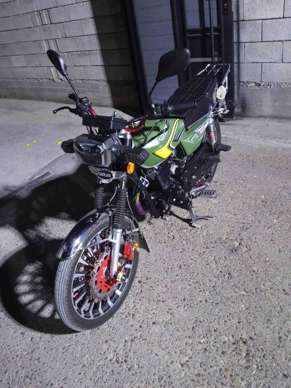 السلام عليكم
دراجه سونك
محرك 250cc
لون زيتوني
دراجه ما نقصهه برقي ماماشيه هواي
السعر 1375بيهه مجال بسيط
العنوان حصيبه الشرقيه
للاستفسار *********** غير متواجد خاص
