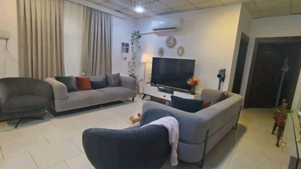 بيت للبيع في تلار ستي 
مساحة 230متر 
غرفتين نوم 
مخزن
صاله واستقبال. 
طاقه شمسيه و4 سبالت ودكت مبردة وكاونترات 
واجهه قبله مقابيل حديقه 

السعر 9 دفاتر وربع وبي مجال 

للتواصل رقم ***********
