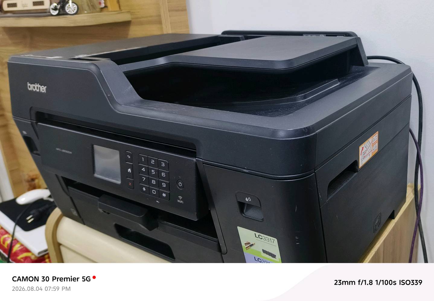 طابعة برذر إصدار MFC-J6530DW  ملونة استنساخ سكنر وجهان فلاش بلوتوث فاكس تتعامل مع ورق قياسA4- A3  نظيفة جداً استخدام قليل متروكة في البيت تحتاج إلى كاترجات كونها متروكة
وين موقعك بالضبط حتى المشتري يعرف منين يستلم الطابعة؟: 
ديالى بعقوبة خلف قاعة فينوس كورنيش ديالى
هل كل الوظائف شغالة 100%: الطباعة، السكنر، النسخ، الفاكس، والـ Wi‑Fi/الربط من الموبايل؟: 
نعم 
شنو الموجود ويا الطابعة بالضبط: الكيبلات، الصينية/التغذية، والكاترجات الحالية إذا بيها بقايا حبر أو تحتاج تبديل كامل؟: 
فقط تحتاج إلى تبديل الكاترجات
كم تقريباً مدة الاستخدام أو عدد الصفحات المطبوعة، وهل بيها أي ملاحظات أو صيانة سابقة تريد تذكرها؟: 
مدة الاستخدام قليلة جداً