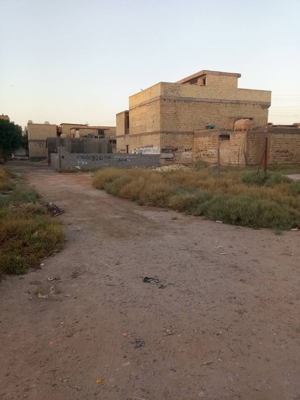 ب12مليون فقط
سلام عليكم 

قطعه ارض للبيع 

بغداد الشعب السريدات القديمه على الشارع الرئيسي 

مساحه الارض 50متر 

واجهه الارض 5متر 

نزال الارض 10متر 

زراعي سند 25 قرار محكمه 

سعر الارض 12مليون وبيه مجال 

للاستفسار 

***********
