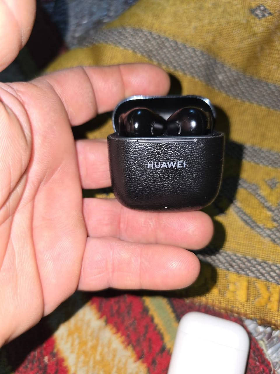 سماعات • تفاصيل قليلة