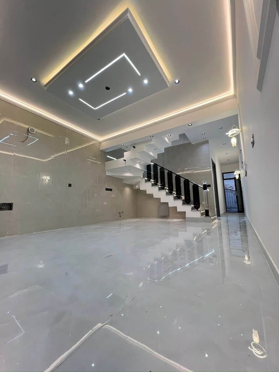 دار للبيع  طراز ملكي100 متر 🏠 السعر 245 وبيي مجااال 

حي الجهاد مربع الامانه   شاررع هاددء  🔑 

  شغل فول درجه اولى

📍مقابيل البيت سياج مدرسه عله طول الشارع 

         🫵مواصفات الدار 👇

ارضيه بورسلين 80 في80 نانو بولش 

ديكورات صقوف صاله ومطبخ وغرفه نوم 🛌 

نضام درج بيانو 🎹 أناره 

محجر الدرج زجاج مسكرت 10 ملم 

باب قاصه بلازمه 

نضام حاكيه شاشه صوره وصوت 

جداران مطبخ وحمامات بورسلين هندي تصفير 

مدخلين ثلاث نوم 🛌 

اثنين حمام 🛁 صاله مطبخ

***********
