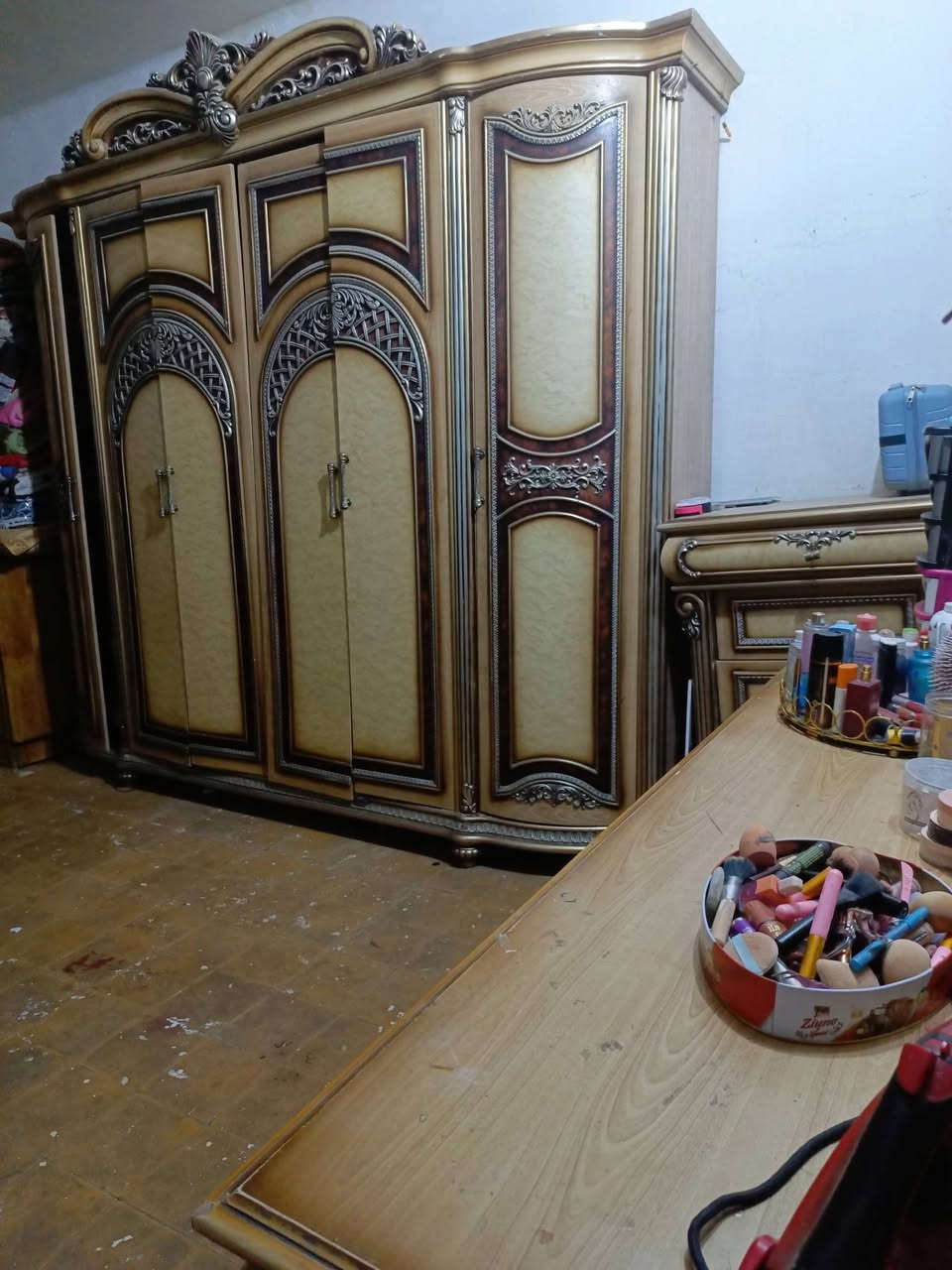 غرفة نوم تركية  باب اول 
بيهن كومديات جرباية هم
ب 75 ألف
بس بلا سرير 
رقم موبايل 
***********

