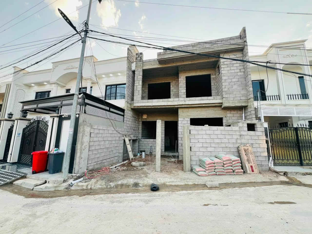 للبيع دار في حي الملايين الأولى / قرب جامع الصواف / موقع مميز 

المساحة البيت 210متر   واجهه 10م  

الطابق الاول غرفتين نوم واستقبال وهول ومطبخ حارد بارد وصحيات 

الطابق الثاني ثلاث غرف نوم وحده سويت وهول وصحيات 

صنف العقار بستان ملك صرف طابو الزهور 
شارع بعرض 10متر

تسليم البيت مفتاح خلال شهر🔑

السعر علق بكلمة تم $$

للاستفسار اكثر الاتصال على الأرقام التالية 

  *********** // ***********
