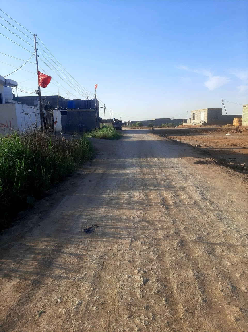 قطعة 650 متر  نزال 25  وعرض 26 متر يعني اكثر من ربع دونم مدفونه ومحدوله  يعني كبل دك رباط وتبني طريق دوايه سايدين للبيع  السعر 30 مليون وبيها مجال لشراي ***********
