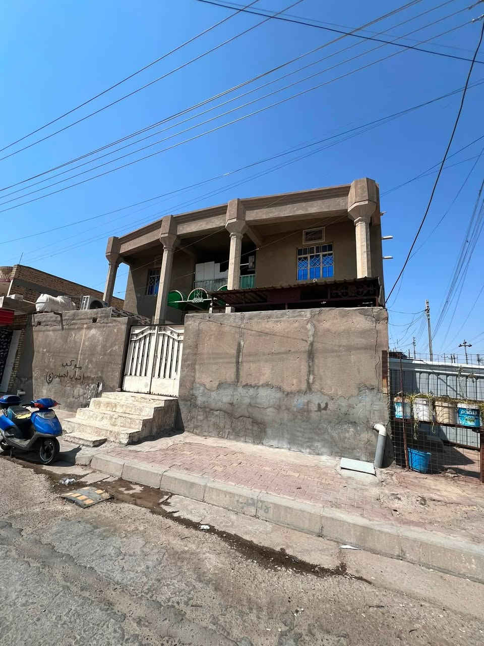 بيت للبيع المساحة 150 مربع ركن طابقين الطابق الاول يحتوي على غرفتين وصاله واستقبال ومطبخ وصحيات داخليه وخارجية والطابق الثاني يحتوي على ثلاث غرف وصاله وصحيات  السراي  شارع القلعه الاتصال ع الرقم
‏***********
