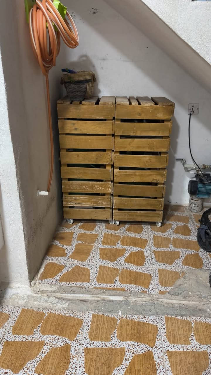 هەرسێک ئی مالی خۆمن لەهەلێر لۆفرۆشتن
جئ غازه کان ٥٠ هزار دەسکردن ١ متر بەرزن شوئنی سئکوچکەو سۆندەی لۆکرایە رەفەی غساله ١٠ هزار گەیاندن بەردەستە شوئن پئلاو مەوادی سارایە ٤٠ هزار
***********

نص مكتوب في الصور:
- ٤٠ هزار خؤى ره نگی سپی شیریه