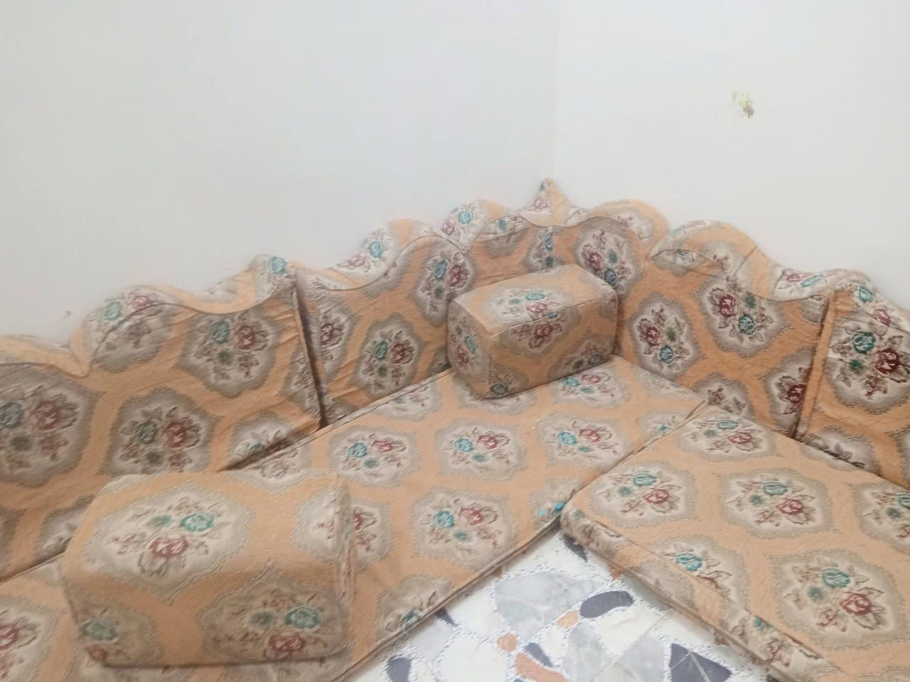 ديوان  أرضي كامل  مستخدم 14 متر ب٣٠٠
***********
