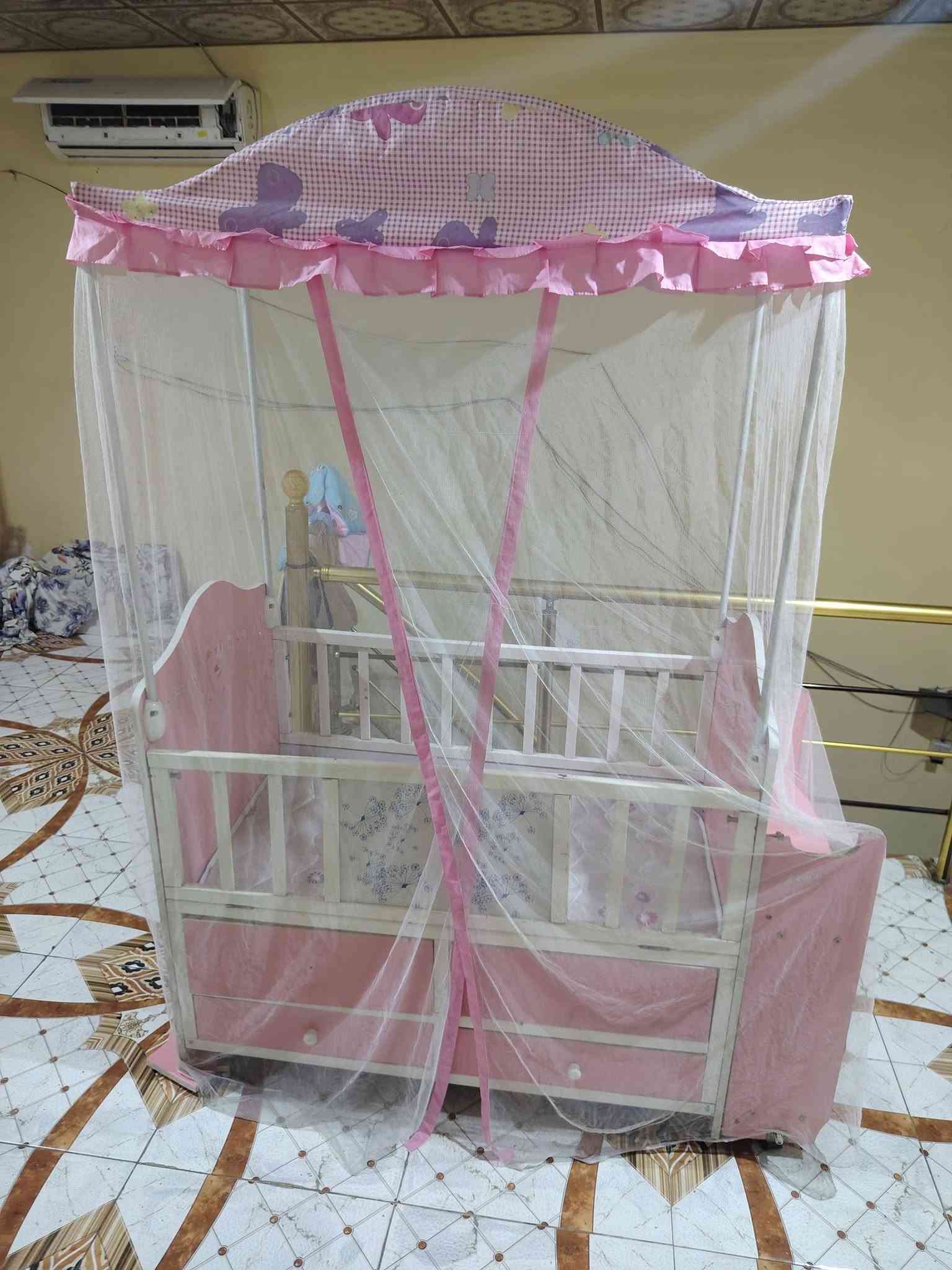 سرير اطفال • نضيف • دوشك كويتي
