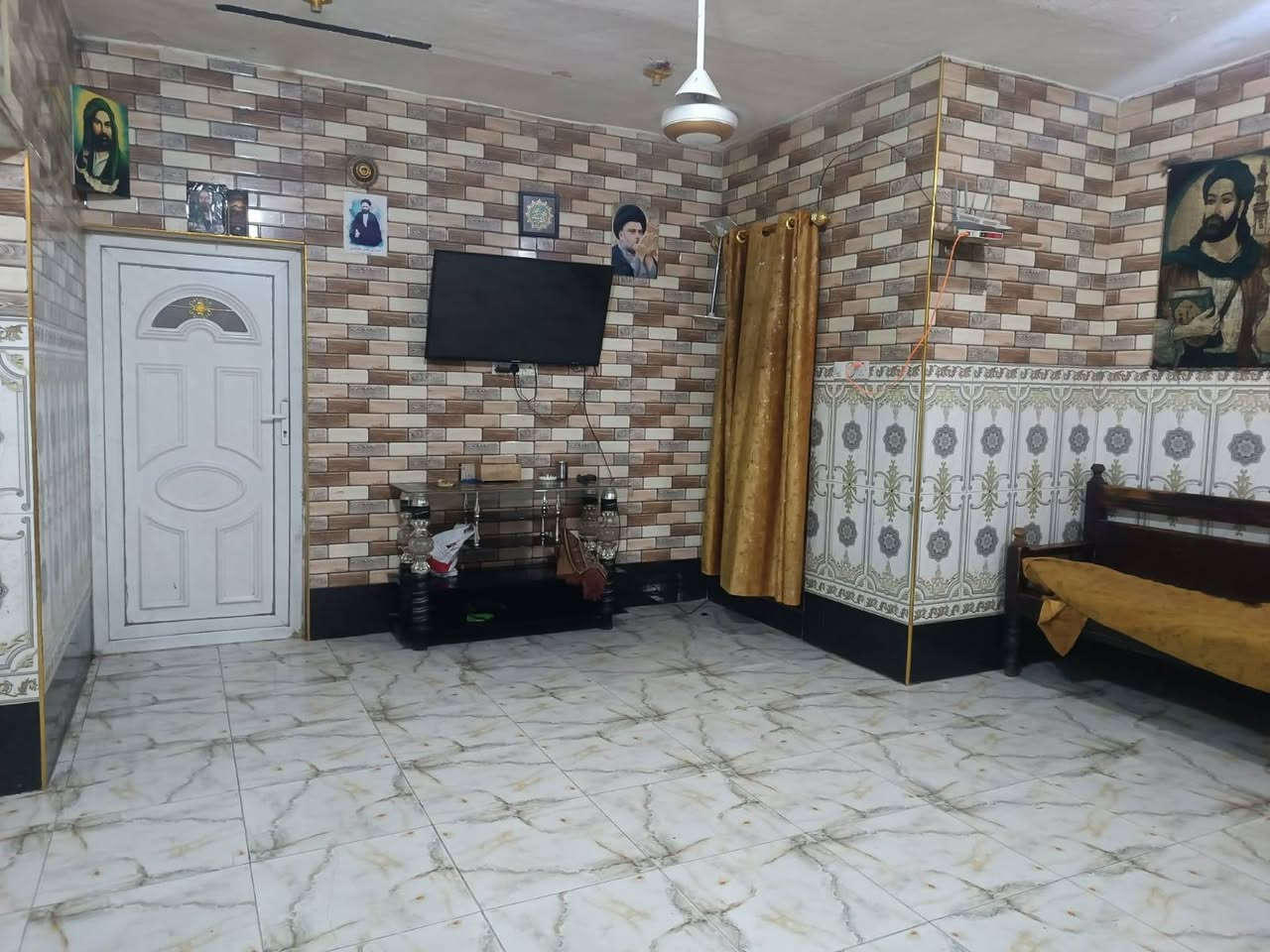 للبيع دار مساحه 200 متر استقبال +حولي +غرف نوم + مطبخ مع صحيات بيت كامل من كل شي خدمات كامله موقع مميز ركن مع حديقه العنوان الشعله باالقرب من مصور فؤاد مجمع الزهراء للاتصال *********** السعر 45 وبي مجال
