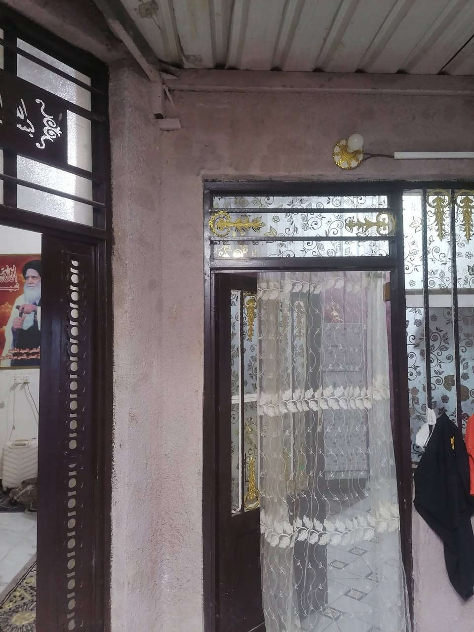 السلام عليكم دار للبيع المساحه 100 متر غرفه وصاله مطبخ صحيات اثنين استقبال متشرف بناء بلوك السقف اعكاده على شارعين تبليط ماء كهرباء قريب على الشارع مدارس قريبه للبنين والبنات منطقه البو نعمان في الصوب الصغير عقد 25 مشمول بتطويب السعر 38 واي استفسار اتصل *********** او *********** وتساب
