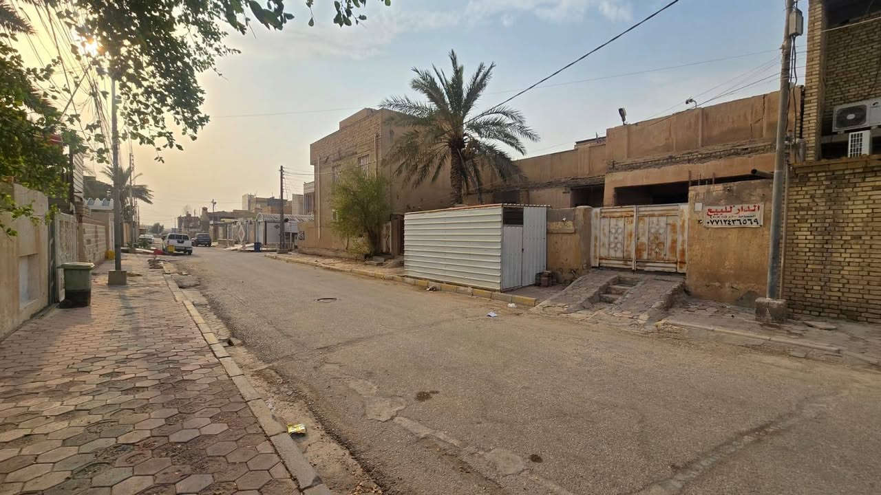 الدار للبيع قطاع 30  قريب على شارع المدارس ب ١٠٠ متر 
سعر المتر مليون و ٦٥٠ الف قابل للتفاوض   مراسلتي بالخاص او الاتصال على الرقم ***********
مساحة الدار 300 متر واجهة ١٥ و نزال ٢٠
٣ غرف نوم ومطبخ و٢ استقبال وهول وطارمة سيارة وحديقة
