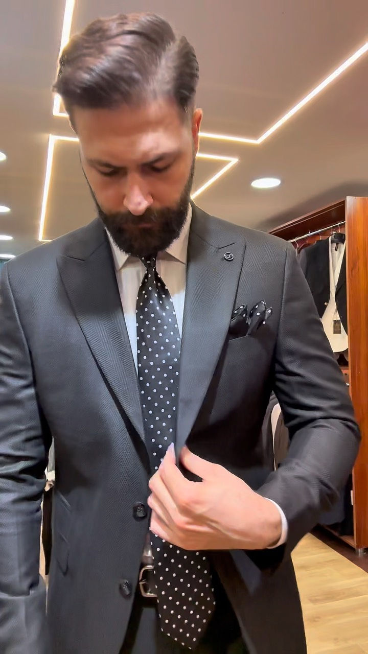 علق تم  ويوصلك السعر
بدلة دزاين 🇮🇹 HERRINGBONE Fabric
بغداد المنصور  طابق الاول مقابل علاء حداد ***********
