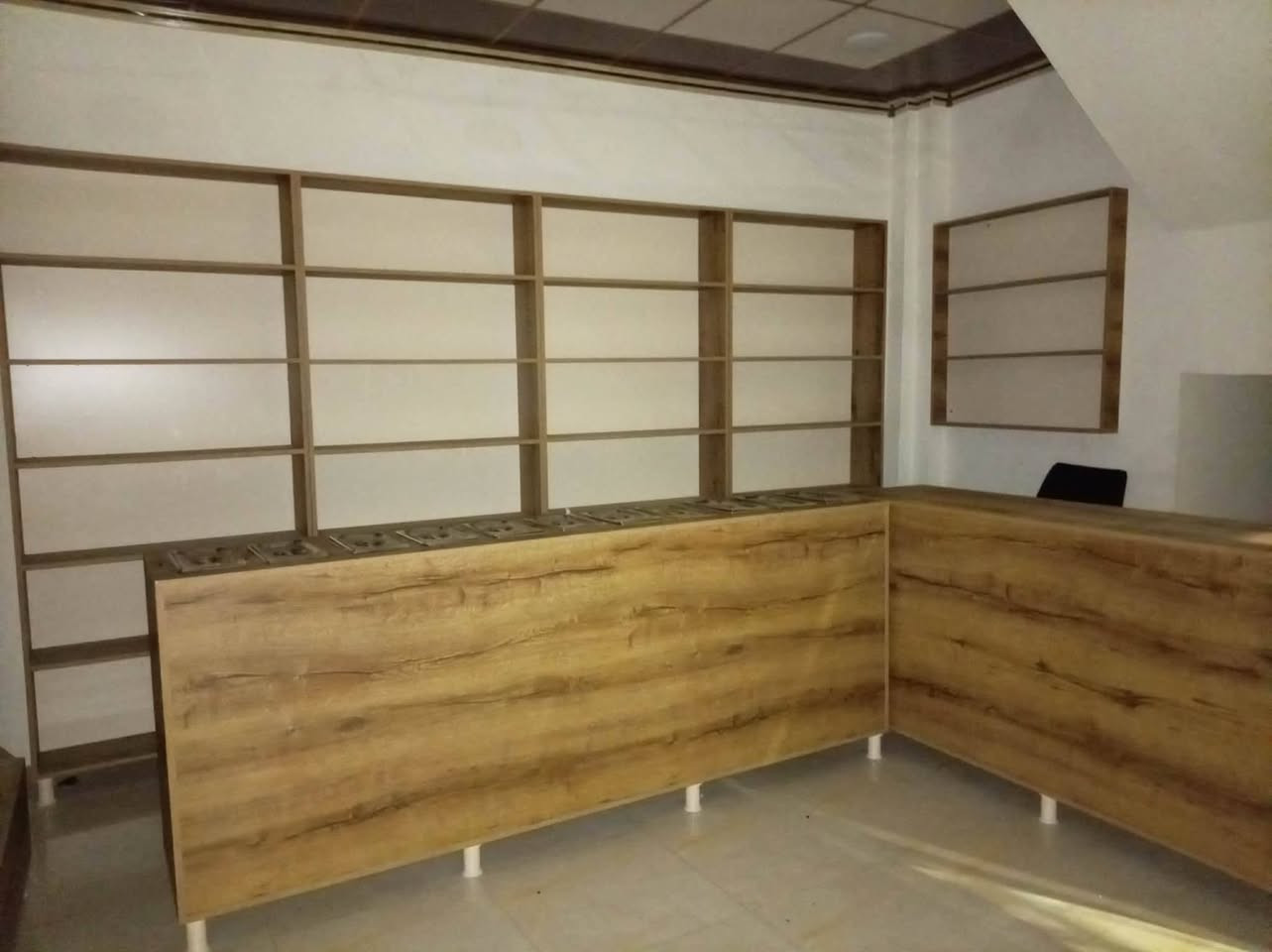 رفوف محل نرتكيل كامله مع اميوزه عدد 2 مستعمل شهر للبيع التواصل على الأرقام التاليه ***********
***********
