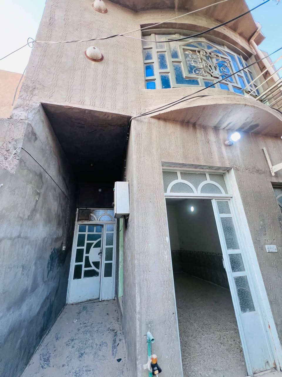 بيت طابقين مساحة 100 متر للايجار في حي النداء شارع المكاتب البيت نظيف وجاهز للسكن 
كما موضح بالصورة والفيديو 
ايجارة 350 مع الماء والكهرباء على ابو البيت 
للاتصال 
*********** واتساب 
ابو زينب للعقار
