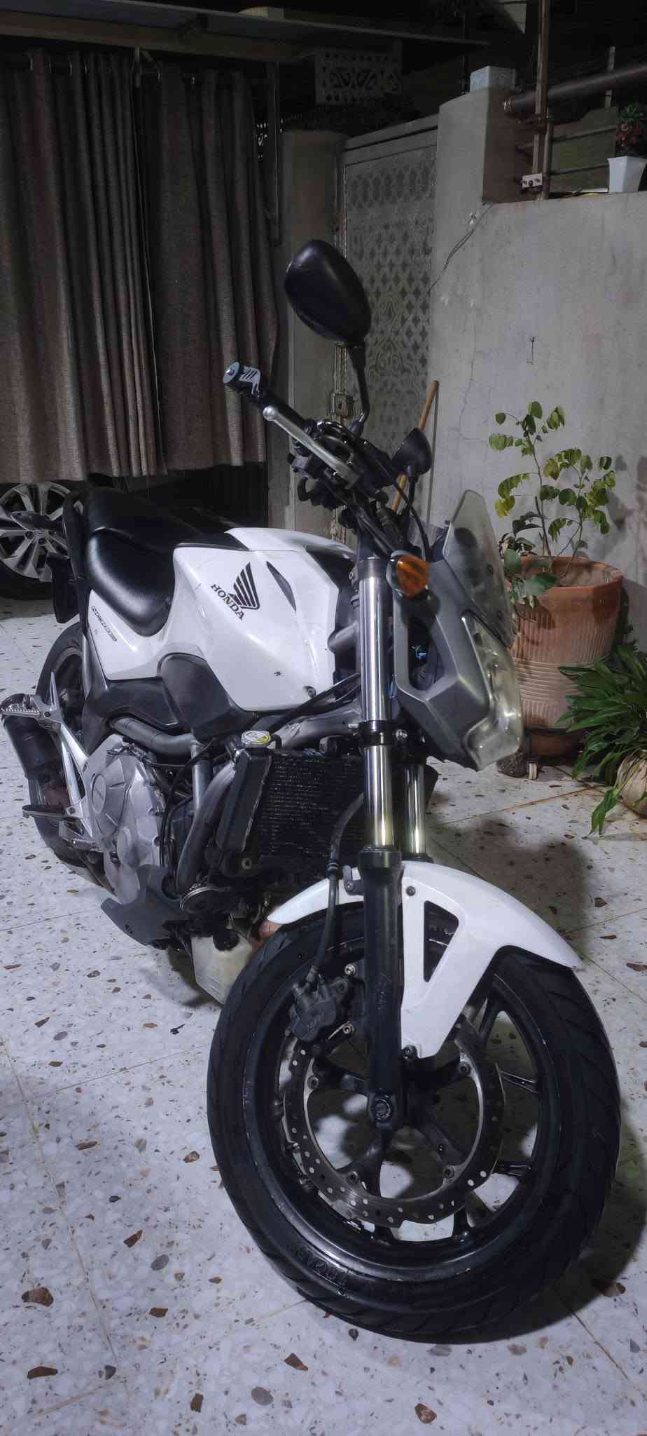 السلام عليكم شباب للبيع هوندا nc700s موديل 13 محرك 700cc بستمين نوزل كلش اقتصاديه مكفوله كفاله عامه وارد يابان ماشيه 33 الف حقيقي الدارجه مامتعوبه دهن كله موتل تايرات امامي خلفي جديد السعر 23 ورقه وبيه مجال بسيط مكاني كركوك للاستفسار اكثر بدون اوراق ***********
