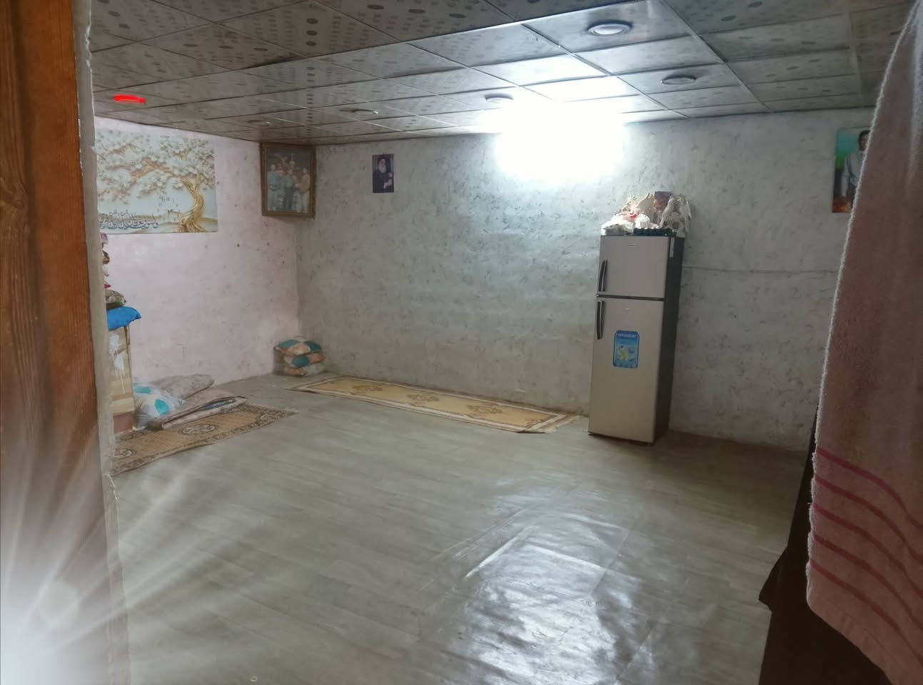 السلام عليكم دار للبيع واقع حال يحتوي على غرفتين ومطبخ جبير يصير غرفه وصحيات وحوش جبير مكان ام الكبر معمل الرحلات قريب ع شارع العالم المنطقه كامله خدمات ماء مجاري كهرباء وتبليط قيد الانشاء سعر ٢٢ مليون وبي مجال للاستفسار ***********
