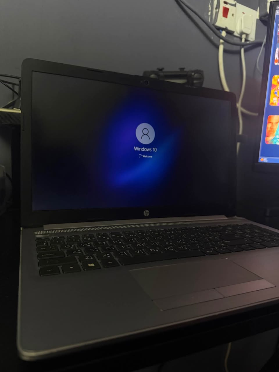 💻 لابتوب HP للبيع
• الشاشة: Full HD بدقة عالية
• المعالج: AMD Ryzen 5 3500U
• الرام: 8GB DDR4 (قابل للزيادة، يوجد منفذ فارغ)
• التخزين: 256GB SSD
• كارت الشاشة: AMD Radeon Vega 8 (2GB مدمج + 3GB مشترك)
• الحالة: شغال وأداءه ممتاز 100%، توجد خدوش ولثم خفيف بالطرف موضح بالصور.
• الاستخدام: ممتاز للدراسة الهندسية، البرمجة، والتصفح.
📍 المكان: بغداد - الشعب (متوفر توصيل)
📲 واتساب / اتصال: ***********
💰 السعر: 275,000 دينار عراقي بغداد, العراق
