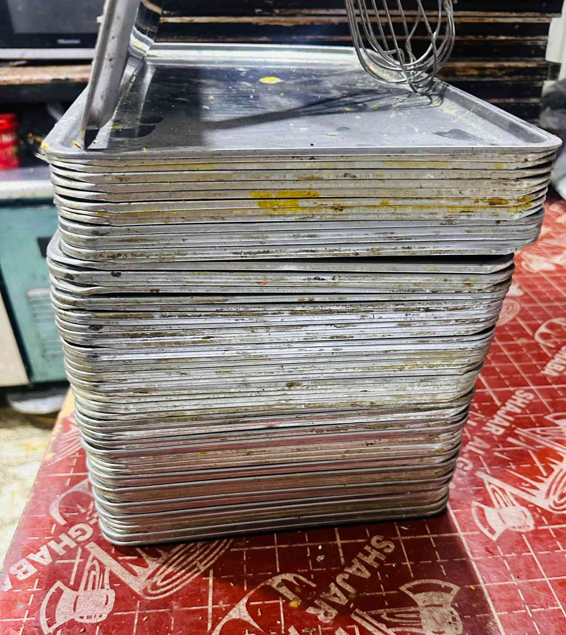 سلام عليكم شباب طاوليات للبيع وعربانيه طاوليات ستيل قياس طول50سموعرض24سم العدد100طاولي 
طاوليات بقلاوة هوعربانه 60في40 
طاوليات 60في40ناصي العدد25طاولي لاستفسار ***********مكاني بغداد
