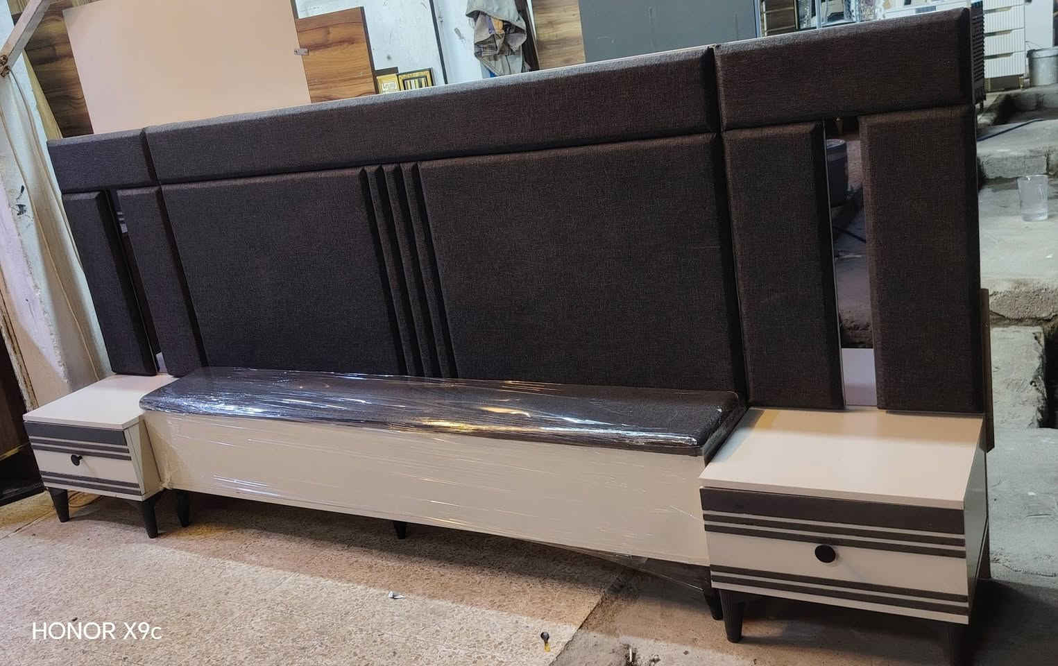 معرض مهند البجاري موصل حي البكر قرب شارع الاطباء لبيع وشراء غرف النوم التركي المستخدم لدينا غرفه نوم تسع قطع ضخمة مطخمة  عسلي ورصاصي نظافه 95% كنتور ابو الاناره***********
