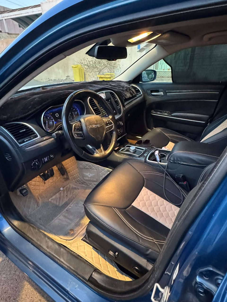 🚘 للبيع كرايسلر 300C موديل 2022
النوع: Chrysler 300C
الموديل: 2022
المحرك: 3.6 V6
السعة: 3600 C
اللون: بحري
* ربع الباب صبغ 
* الجاملق الامامي صبغ
* البابقي كفالة 

السيارة رقم بغداد بأسمي السيارة جديدة ونظيفة كلش
سعرها  $280 وبيها مجال 
للتواصل ***********
