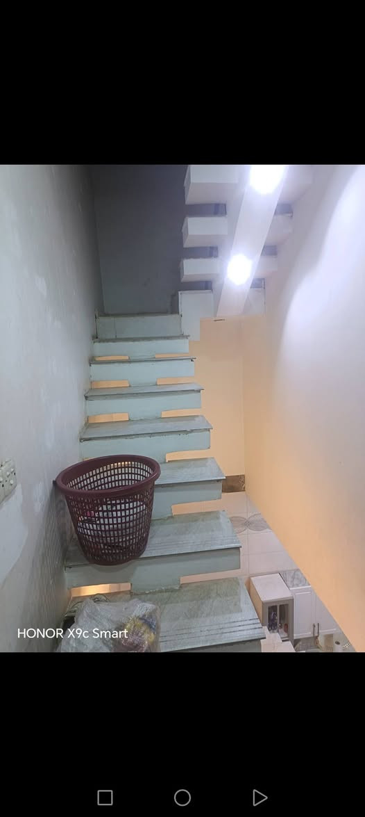 مشتمل للبيع مساحة /٥٠متر /واجهة  ٨ /يحتوي على ٢غرف نوم وصالة ومطبخ وخدمات بيت نظيف جدا موقع ممتاز /ظباط شهداء بياع  الاستفسار على هذا الرقم ***********السعر مناسب

نص مكتوب في الصور:
- HONOR X9c Smart