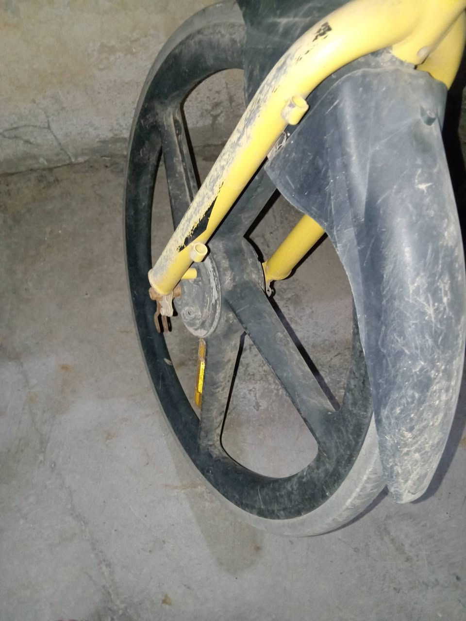 يبايسكل اوفو رياضي للبيع مكسور وعوزة لحيم ويرادلة زنجيل وبريكات تايراتة ما بيهن شي والبيسكل نضيف تواصل وتساب 
***********
او مازنجر خاص
