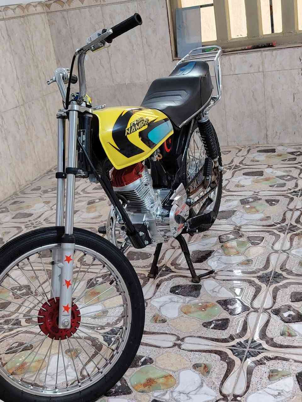 سلام عليكم                  وعليكم سلام

عندك دراجه للبيع             اي حبيبي        

ياموديل شاصي2020            معمره 2026  كله اصلي 

بيش الدرجه                       حبيبي الدرجه 750 وبيه مجال 

درجه مفتوحه                    اي حبيبي مفتوحه ولفات فقط  

درجه اوراق.                   اي اوراق اصولي جدد

شبيه مجال.                قفل دراجه 650  لا تعبني ولا  اتعبك 

الرقم              ***********هذه رقمي اوبي وتساب

اذاه مو شراي         لا تعبني
